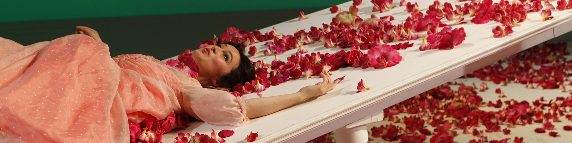La Traviata production image